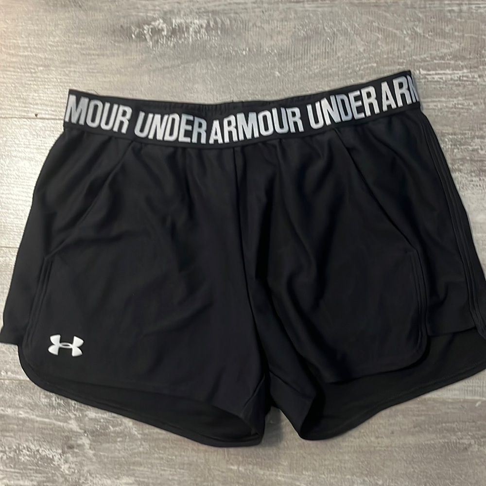 UNDER Armour loose style black and white shorts.Medium.Great used condition.